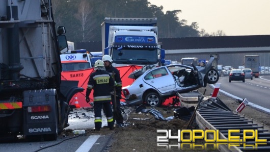 Samochód wjechał na autostradę pod prąd. Jedna osoba nie żyje.