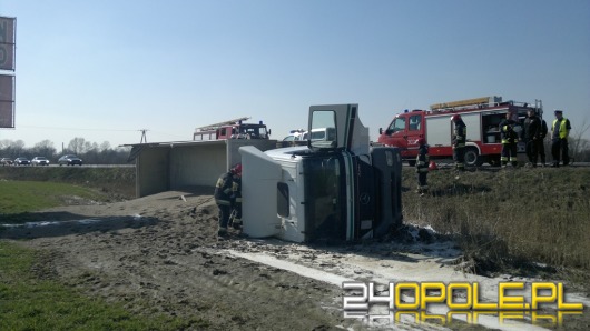 Ciężarówka ze żwirem przewróciła się na obwodnicy Opola