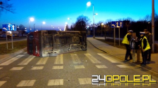 Bus przewrócił się po zderzeniu z osobowym mitsubishi
