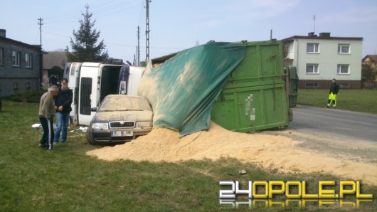 Kontener spadł z ciężarówki na samochód