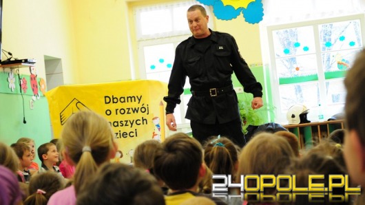 Kevin Aiston odpowiadał przedszkolakom o pracy strażaków