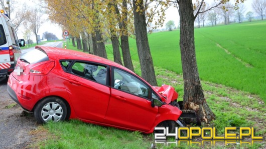 Ford uderzył w drzewo w Łukowicach Brzeskich