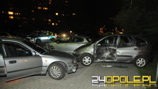 Pijani nastolatkowie szarżowali samochodem, uszkodzili dwa auta