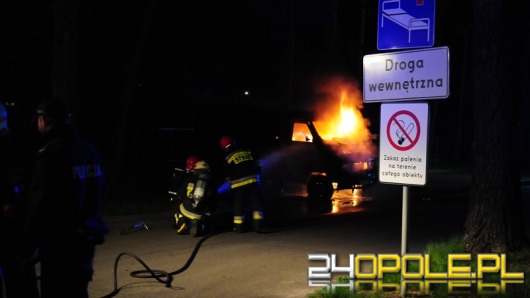 Samochód dostawczy spłonął na parkingu szpitala. Strażacy podejrzewają podpalenie.