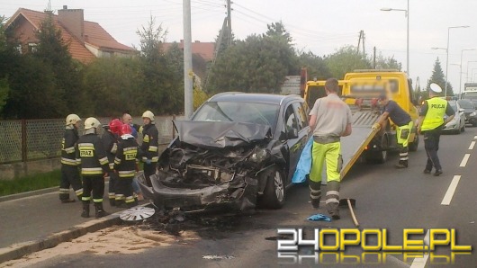Czołowe zderzenie w Zawadzie, kierowca zasłabł za kierownicą