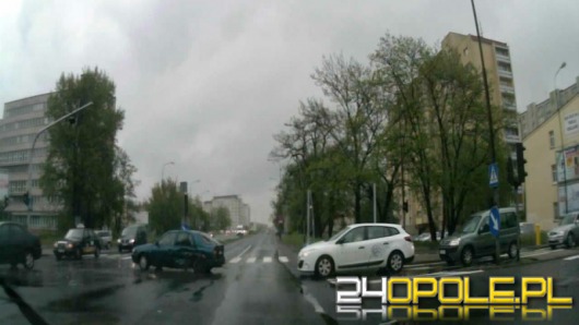 Zderzenie samochodów przy ul. Niemodlińskiej: zobacz wideo internauty