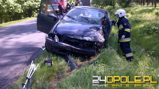 Opel czołowo zderzył się z ciężarówką
