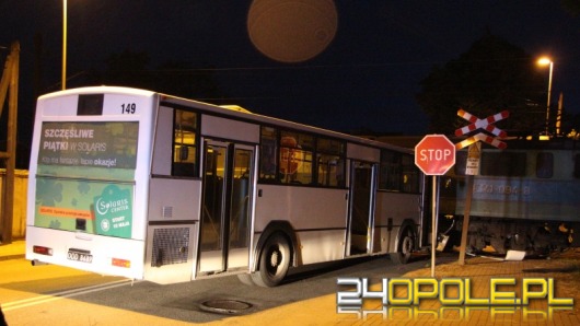Miejski autobus zderzył się z pociągiem na niestrzeżonym przejeździe