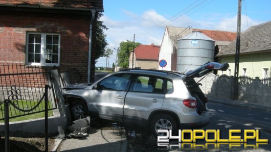 Pijany kierowca uciekał przed policją, zatrzymał się dopiero na ogrodzeniu
