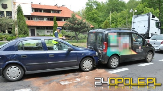 Wypadek z udziałem nieoznakowanego radiowozu. Policjanci są ranni.