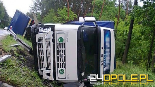 Ciężarówka w rowie, kierowcy nic się nie stało