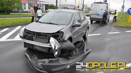 Toyota i renault zderzyły się na skrzyżowaniu