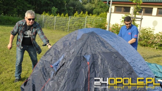 PiS nie wierzy premierowi i buduje miasteczko namiotowe w Czarnowąsach