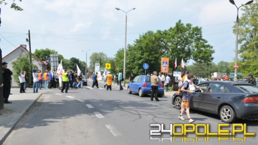 Protestujący w sprawie rozbudowy Elektrowni Opole zablokowali drogę w Czarnowąsach