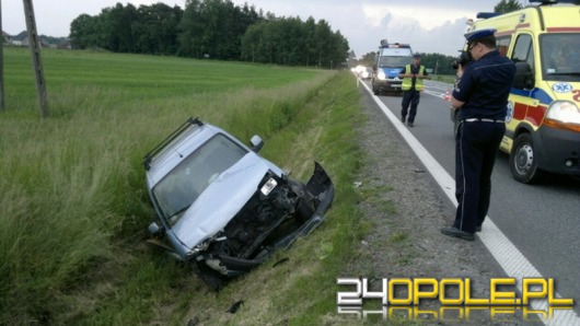 Wypadek na drodze krajowej nr 45. Citroen wylądował w rowie.