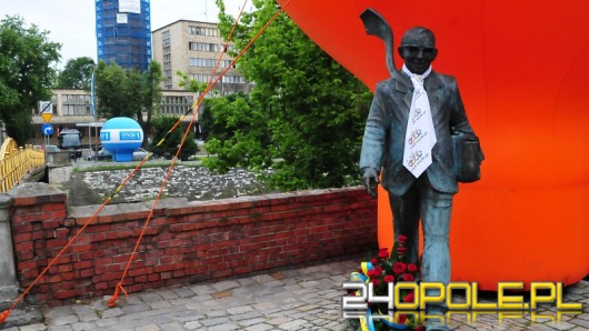 Rzeźby z krawatami i balon nad miastem. Opole tętni festiwalem.