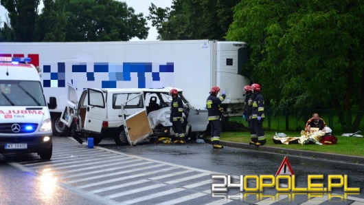 Tragiczny wypadek w Łosiowie. Ciężarówka zderzyła się z busem.