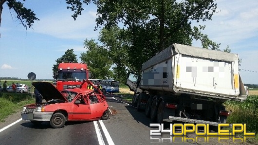 Wypadek osobówki i dwóch ciężarówek pod Nysą