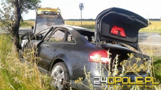 Samochód zapalił się po uderzeniu w drzewo