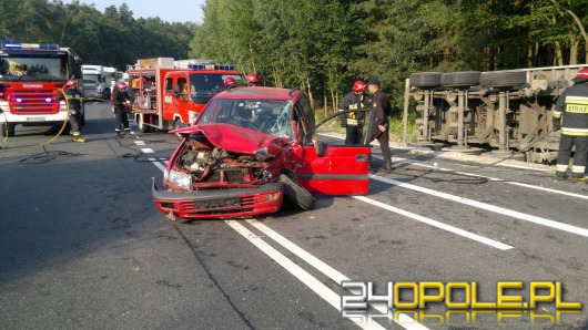 Kierująca mitsubishi wjechała wprost pod koła ciężarówki