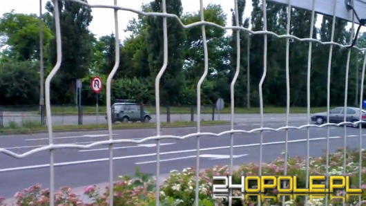 Starszy pan jechał na zakupy maluchem... pod prąd