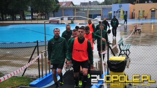 Piłkarze przebierali się na basenie, bo szatnie są w remoncie