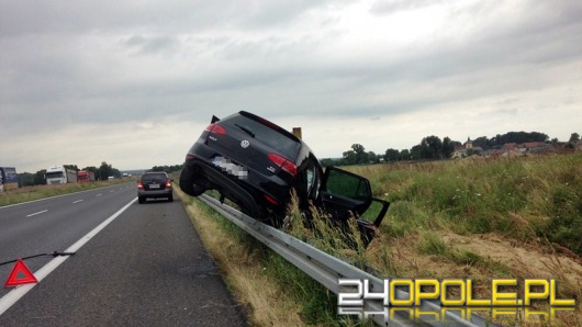 Po wypadku na A4 volkswagen zawisł na barierce