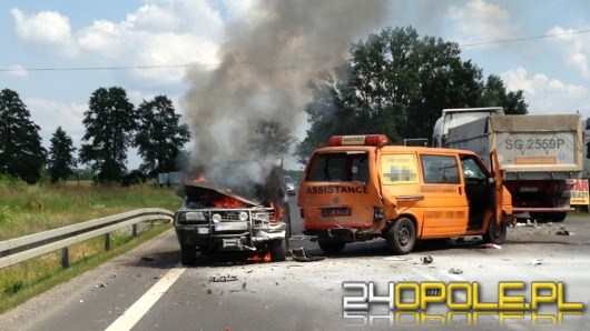 Samochód terenowy stanął w ogniu po zderzeniu z busem