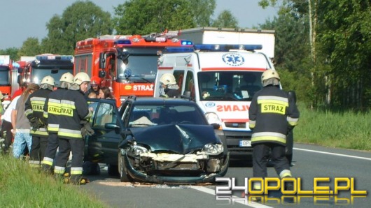 Samochód uderzył w tył ciężarówki