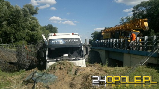 Ciężarówka wypadła z autostrady A4