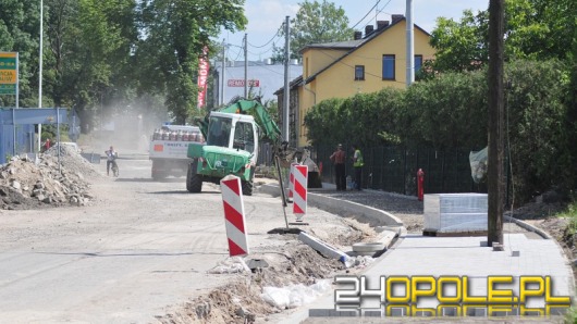 Zostawili stary słup na środku nowego chodnika.