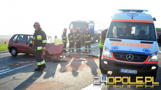 Ciężarówka i samochód osobowy zderzyły się na "grzybku"