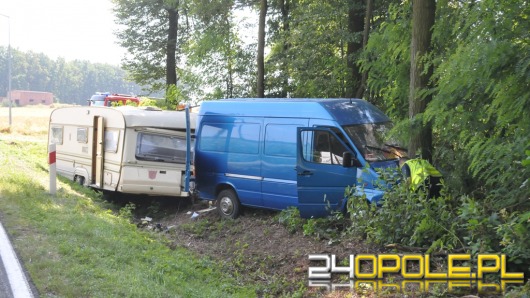 Wypadek samochodu z przyczepą kempingową. Jedna osoba nie żyje.