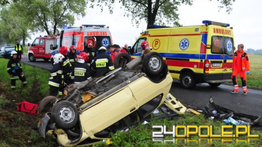 Renault uderzyło w drzewo i dachowało
