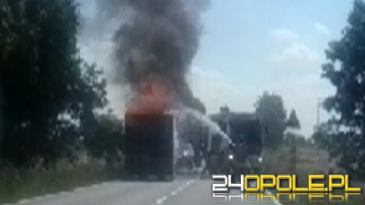 Ciężarówka przewożąca złom stanęła w ogniu