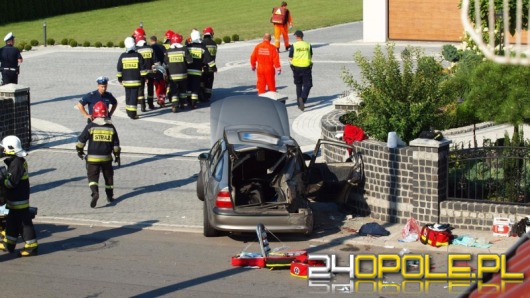 Samochód wypadł z drogi i uderzył w ogrodzenie