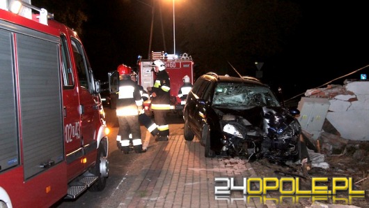 Kierowca wjechał samochodem w mur i uciekł