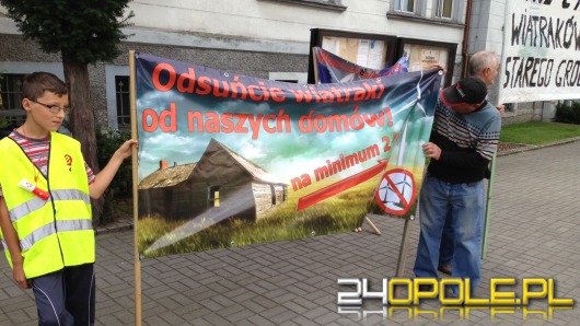 Mieszkańcy Grodkowa protestują przeciwko elektrowniom wiatrowym