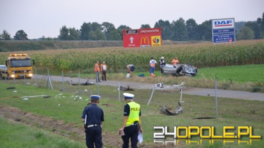 Opel wypadł z autostrady i dachował na polu