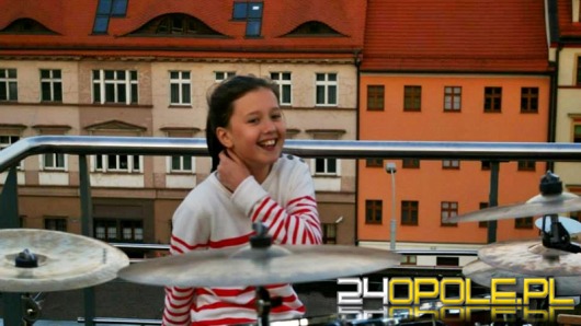 12-letnia perkusistka gra w zespole rockowym