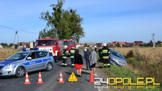 67-letnia pasażerka ranna w wyniku dachowania