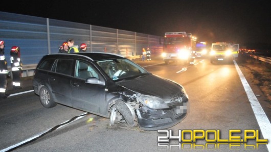 Zasnął za kierownicą na autostradzie, uderzył w lawetę