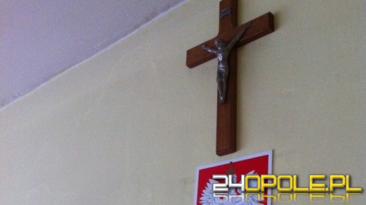 Poseł SLD oburzony. Godło w szkole za małe i na kartce papieru.