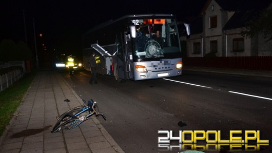 W Skarbiszowie rowerzysta wjechał pod autobus