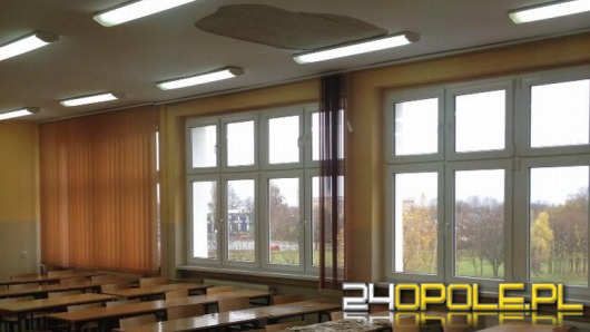 Studentom podczas zajęć spadł na głowę tynk z sufitu