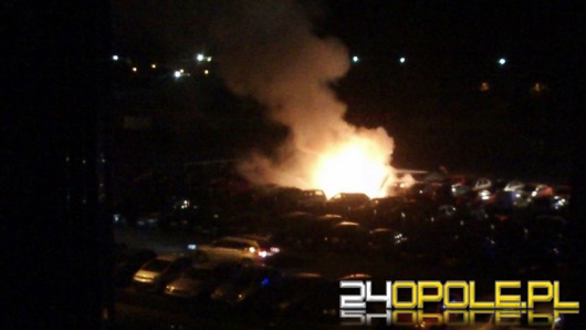 Trzy samochody spłonęły w nocy na osiedlu Armii Krajowej