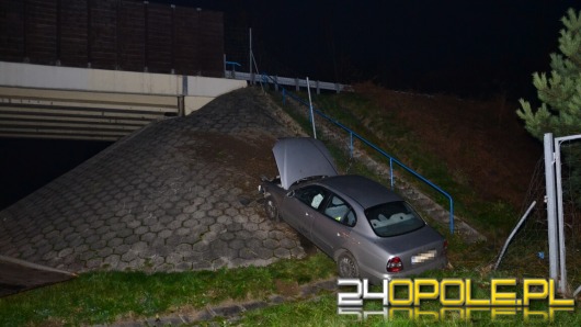 Zasnął za kierownicą i uderzył w nasyp na autostradzie