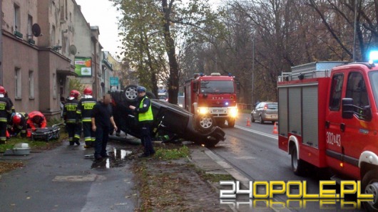 Kierowca chryslera dachował na ul. Wrocławskiej