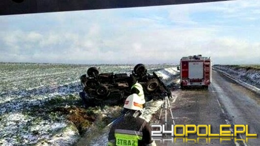 Samochód dostawczy dachował pod Leśnicą