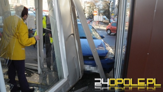 Kierowca forda pomylił gaz z hamulcem i wjechał w kiosk